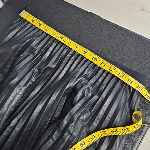 Aritzia Babaton Jude Faux Leather Pleated Accordion Midi Skirt, Black, Large - Picture 4 of 9